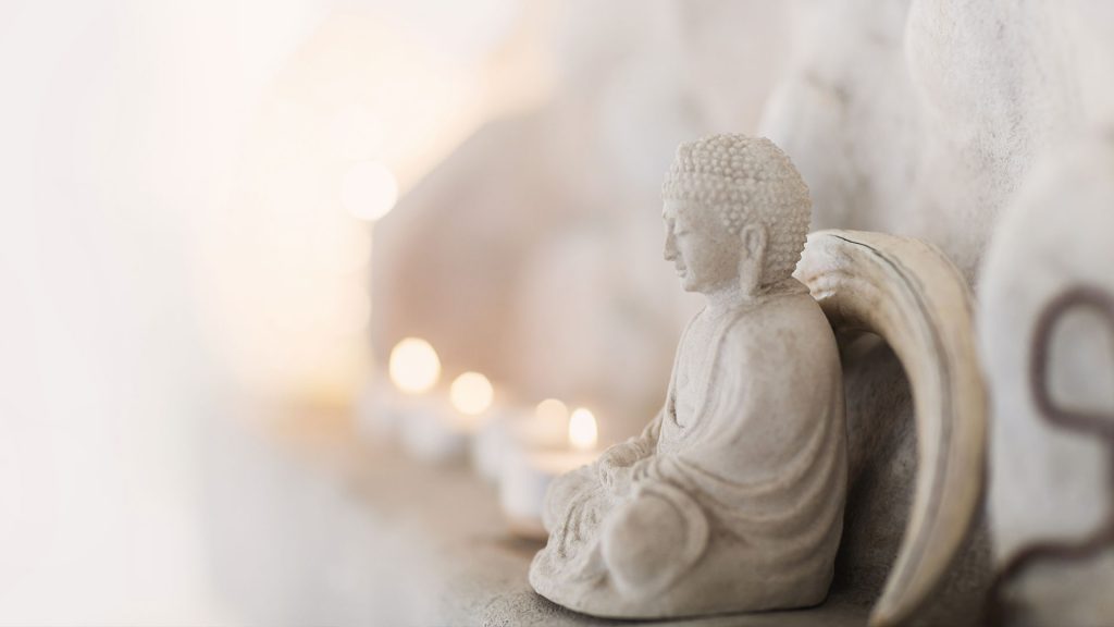 gros plan sur petit bouddha zen assis de profil avec énergie lumineuse soin à distance reiki niort énergéticienne niort bioénergeticienne niort gérer colère niort emotions niort relaxation niort médecine alternative granzay gript soin distance granzay gript
