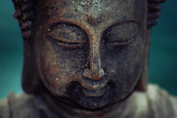 gros plan bouddha qui ferme les yeux sur fond bleu reiki niort praticienne en soins énergétiques niort forme physique niort fatigue niort soin chakras niort medecine parallèle granzay gript burn out niort depression niort